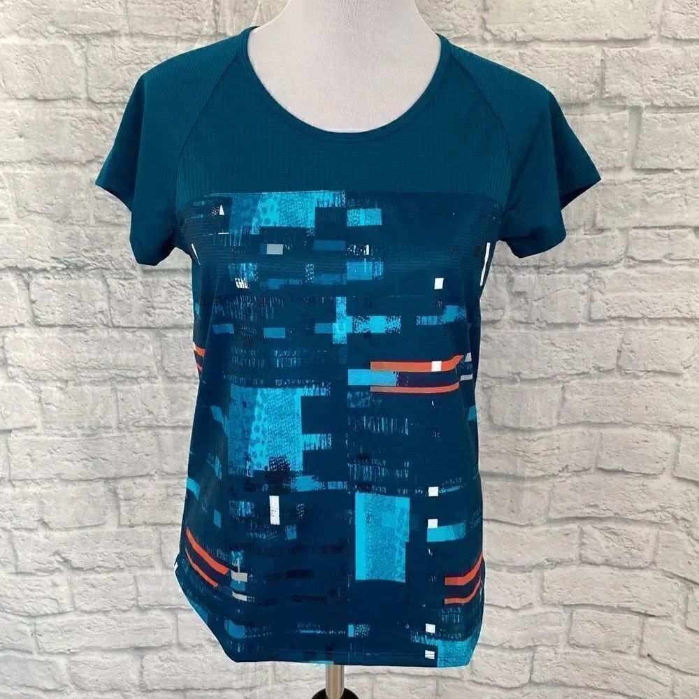 Under armour women M fitted heat gear athletic top w/cutout back